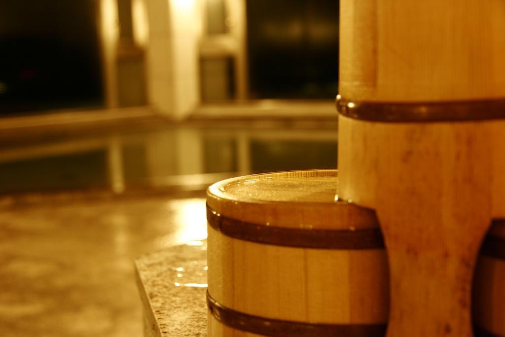 นันกิ-ชิระฮะมะ แมริออท โฮเต็ล Hotel ชิราฮามะ ภายนอก รูปภาพ A tub of sake