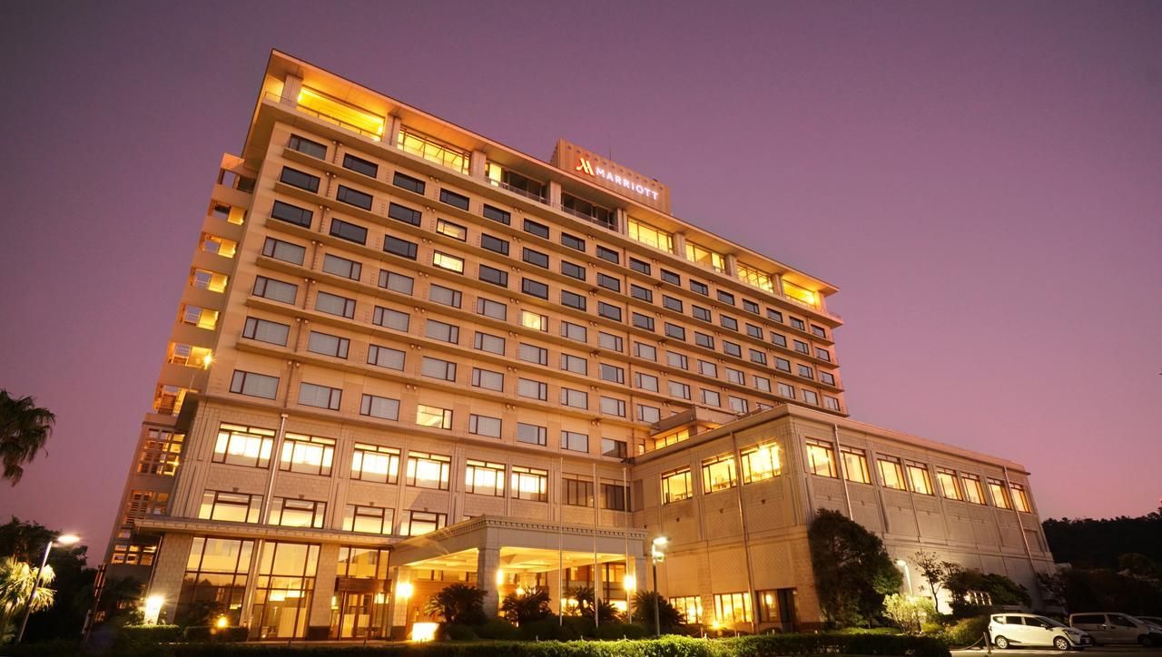 นันกิ-ชิระฮะมะ แมริออท โฮเต็ล Hotel ชิราฮามะ ภายนอก รูปภาพ The hotel at night