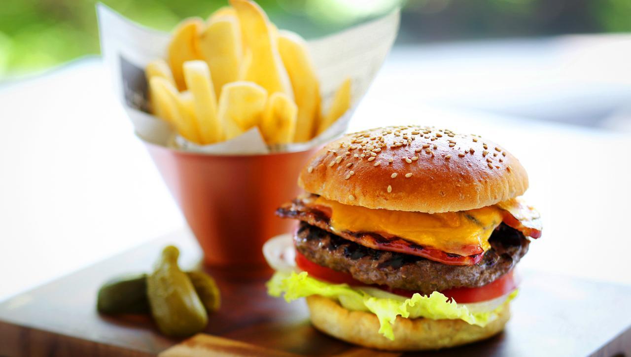นันกิ-ชิระฮะมะ แมริออท โฮเต็ล Hotel ชิราฮามะ ภายนอก รูปภาพ A cheeseburger with chips