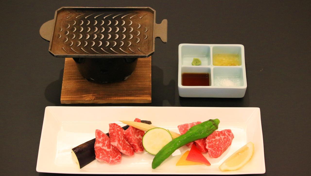 นันกิ-ชิระฮะมะ แมริออท โฮเต็ล Hotel ชิราฮามะ ภายนอก รูปภาพ A set of ingredients for a beef teppanyaki