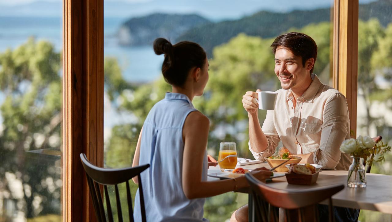 นันกิ-ชิระฮะมะ แมริออท โฮเต็ล Hotel ชิราฮามะ ภายนอก รูปภาพ A couple enjoying breakfast at the hotel