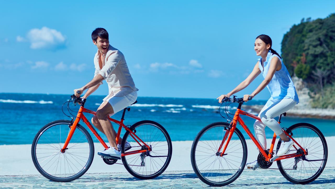 นันกิ-ชิระฮะมะ แมริออท โฮเต็ล Hotel ชิราฮามะ ภายนอก รูปภาพ A couple cycling on the beach